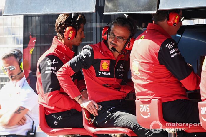 Antonio Giovinazzi, Ferrari, Laurent Mekies, Director de carreras, Ferrari, en el muro de boxes