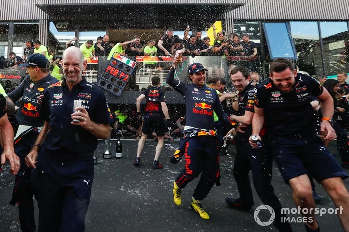 El equipo Red Bull,  Max Verstappen, Red Bull Racing, Sergio Pérez, Red Bull Racing, Adrian Newey, Jefe de Tecnología, Red Bull Racing y Christian Horner, Director del Equipo, Red Bull Racing, celebran su resultado de 1-2