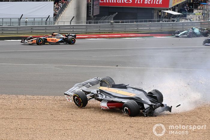 Zhou Guanyu, Alfa Romeo C42 se estrella en la salida de la carrera