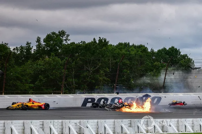 El accidente entre Robert Wickens, Schmidt Peterson Motorsports Honda, James Hinchcliffe, Schmidt Peterson Motorsports Honda, Ryan Hunter-Reay, Andretti Autosport Honda, Pietro Fittipaldi, Dale Coyne Racing Honda / Todd Dziadosz