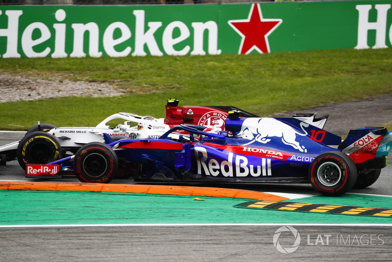 Charles Leclerc, Sauber C37, and Pierre Gasly, Toro Rosso STR13, go wheel-to-wheel