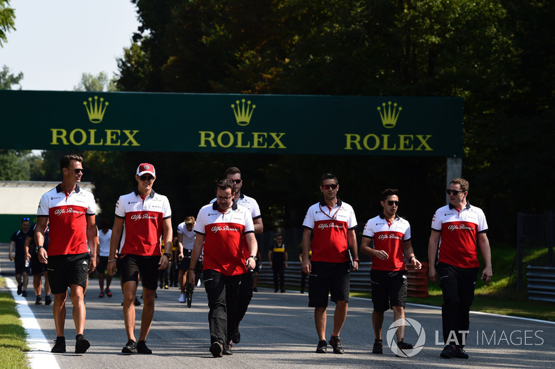 Marcus Ericsson, Sauber walks the track