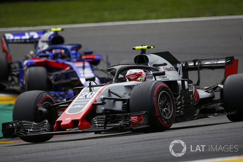 Kevin Magnussen, Haas F1 Team VF-18, y Pierre Gasly, Toro Rosso STR13