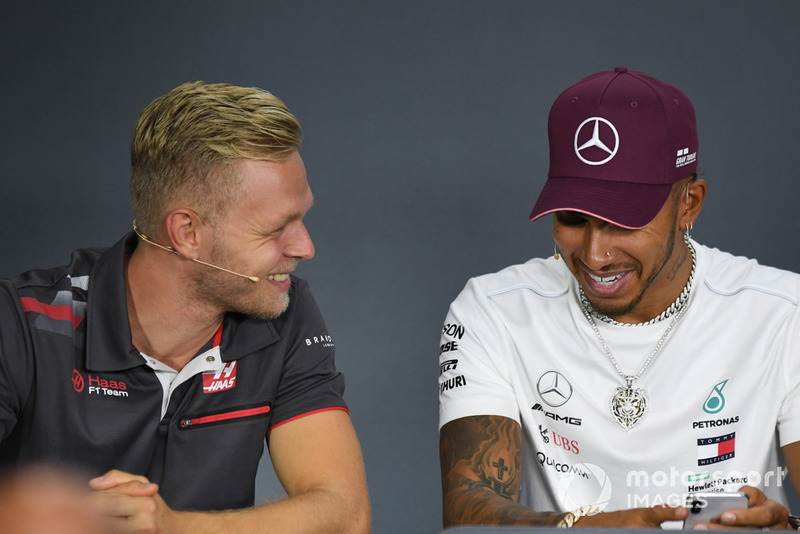 Kevin Magnussen, Haas F1 Team e Lewis Hamilton, Mercedes AMG F1, nella conferenza stampa