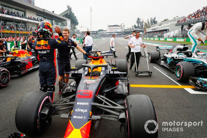 Daniel Ricciardo, Red Bull Racing, celebra la pole en la parrilla después de la Clasificación