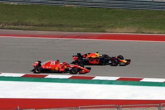 Daniel Ricciardo, Red Bull Racing RB14 en Sebastian Vettel, Ferrari SF71H