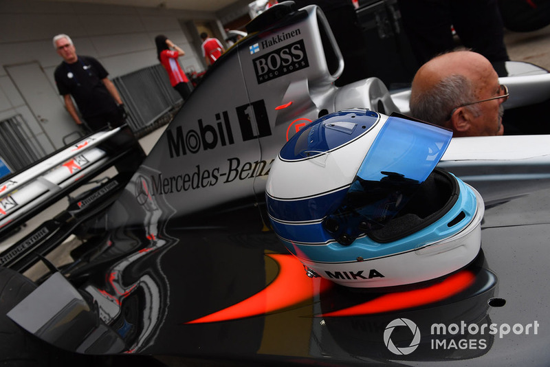 Mika Häkkinen pilote la McLaren MP4/13 à Suzuka