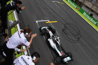 Race winner Lewis Hamilton, Mercedes-AMG F1 W09 crosses the line