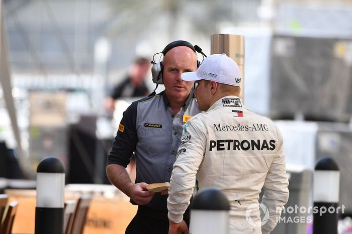 Valtteri Bottas, Mercedes AMG F1 y un ingeniero de Pirelli