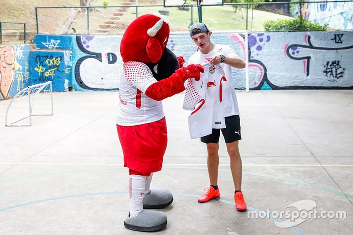 Max Verstappen y Daniel Ricciardo, Red Bull Racing juegan Futsal en Brasil