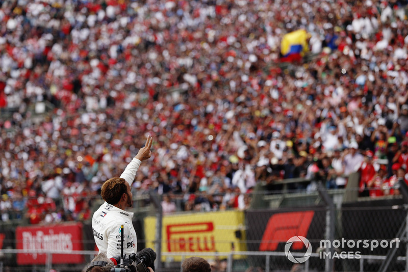 Lewis Hamilton, Mercedes AMG F1, con los fanáticos mientras celebra ganar su quinto Campeonato Mundial