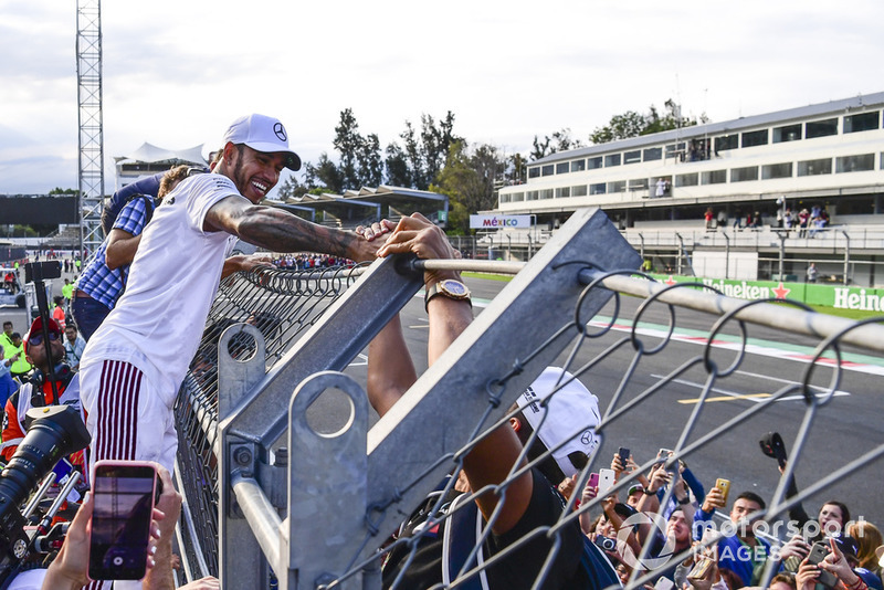 Lewis Hamilton, Mercedes AMG F1, celebra su quinto mundial con los aficionados