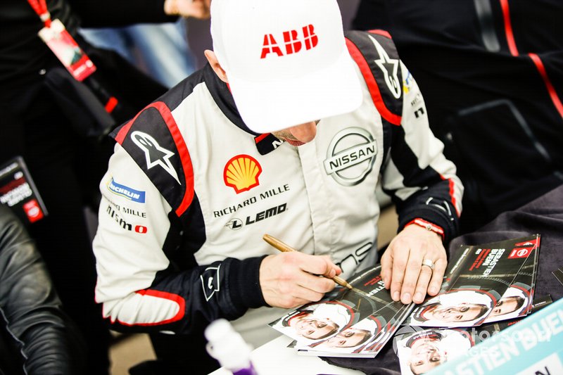 Sébastien Buemi, Nissan e.Dams, signs autographs