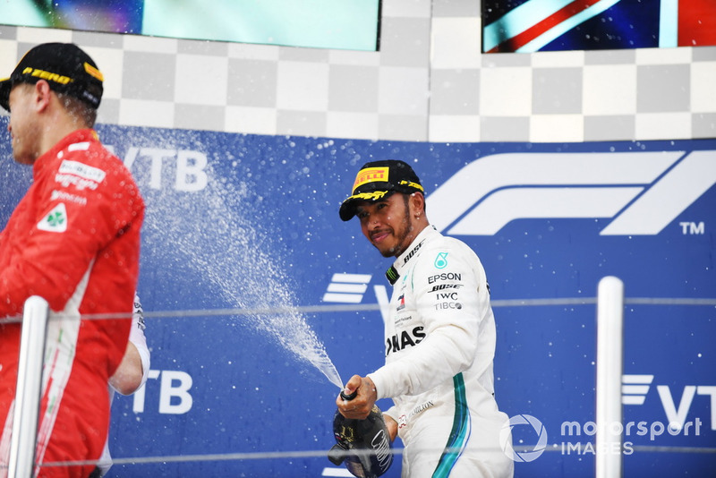 Il vincitore della gara Lewis Hamilton, Mercedes AMG F1, festeggia sul podio, con lo champagne
