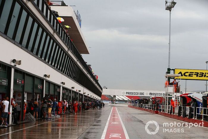 El pitlane mojado después de la bandera roja