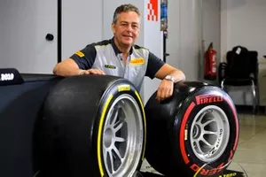 Mario Isola, directeur de la compétition de Pirelli Motorsport présente les nouveaux pneus de F2