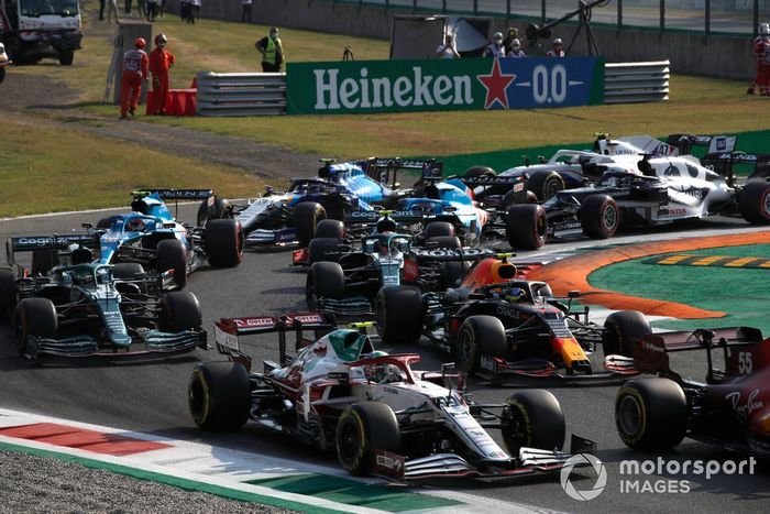 Antonio Giovinazzi, Alfa Romeo Racing C41, Sergio Pérez, Red Bull Racing RB16B, Lance Stroll, Aston Martin AMR21, Sebastian Vettel, Aston Martin AMR21, y el resto del grupo en la salida