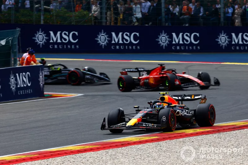 Sergio Pérez, Red Bull Racing RB19, Charles Leclerc, Ferrari SF-23, Lewis Hamilton, Mercedes F1 W14