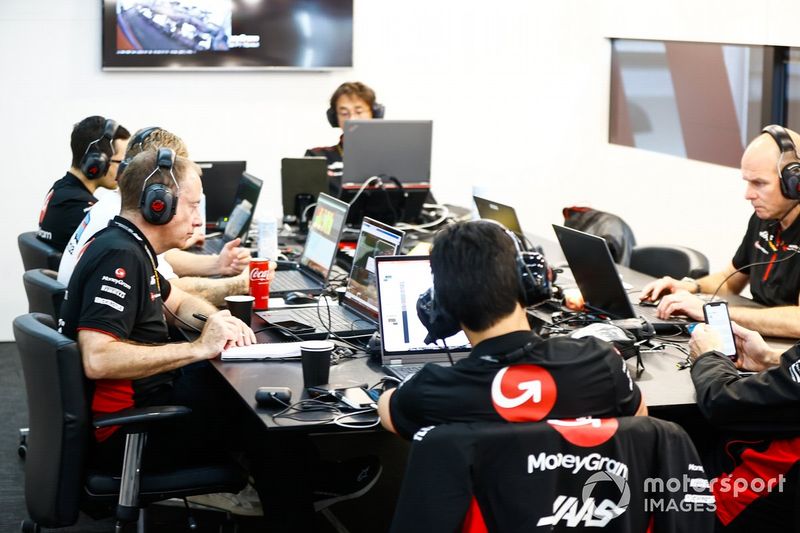 Ingenieros trabajando en el garaje de Haas F1