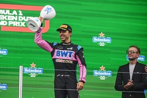 Pierre Gasly, Alpine F1 Team, 3ª posición, levanta su trofeo