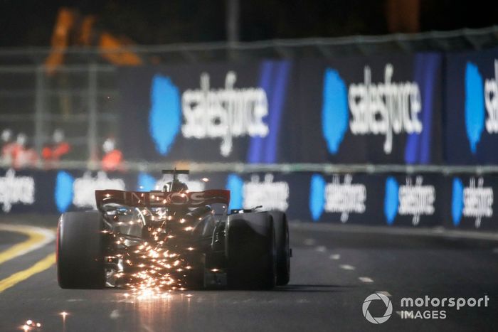 Chispas bajo George Russell, Mercedes F1 W14