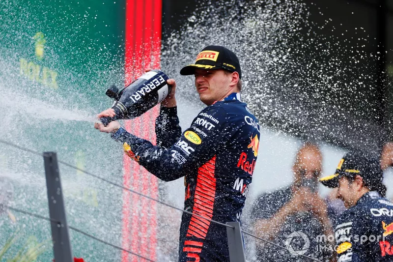 Max Verstappen, Red Bull Racing, 1° posizione, spruzza lo champagne della vittoria sul podio