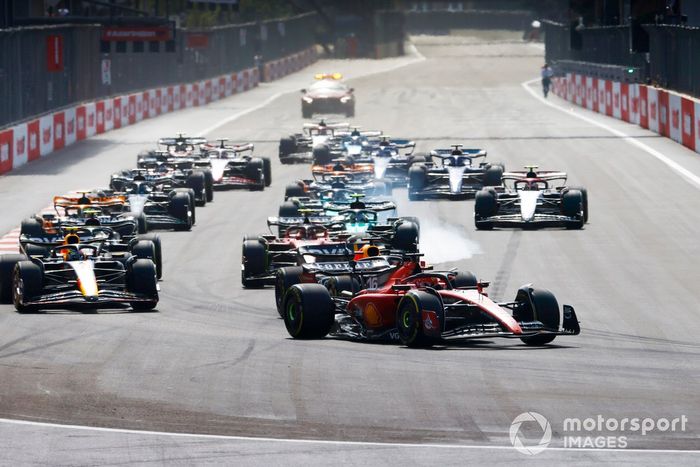 Charles Leclerc, Ferrari SF-23, Max Verstappen, Red Bull Racing RB19, Sergio Pérez, Red Bull Racing RB19, Carlos Sainz, Ferrari SF-23, el resto de la parrilla en la salida.