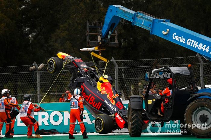 El coche de Alex Albon, Red Bull RB15 es removido después de un accidente en la FP2