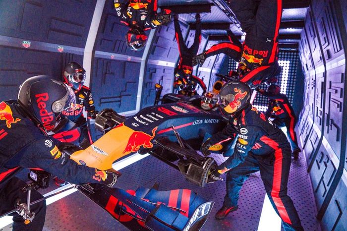 Red Bull Zero-G pit stop