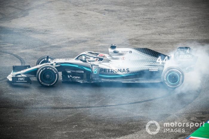 El ganador de la carrera Lewis Hamilton, Mercedes AMG F1 W10 realiza un donut