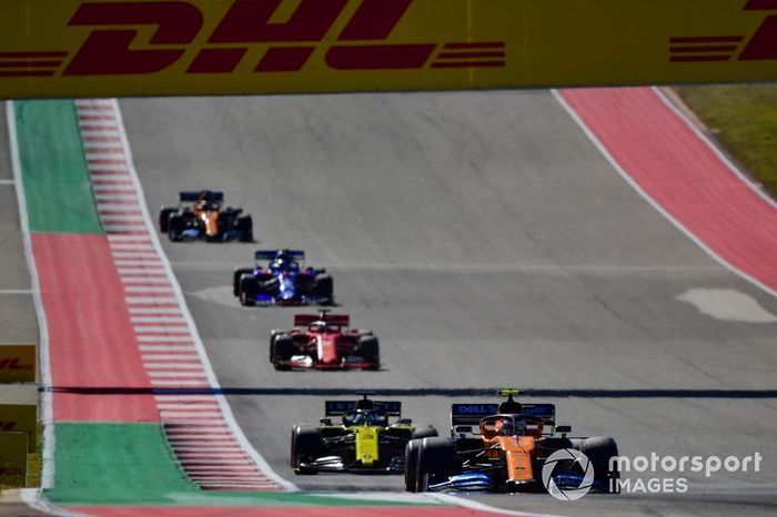 Lando Norris, McLaren MCL34, Daniel Ricciardo, Renault R.S.19 