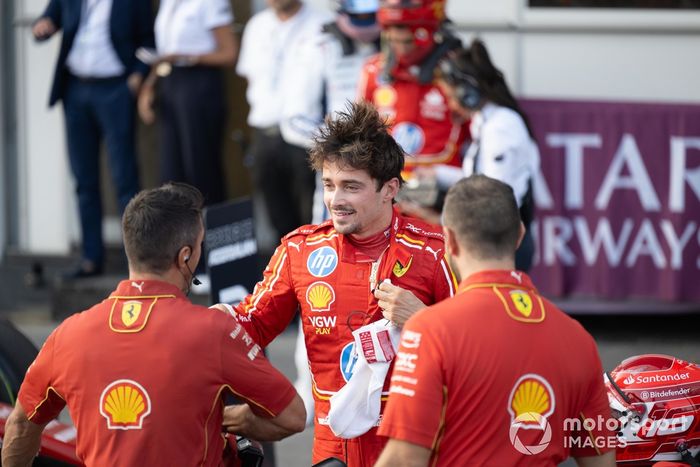 Polak Charles Leclerc, Scuderia Ferrari, świętuje z kolegami z zespołu