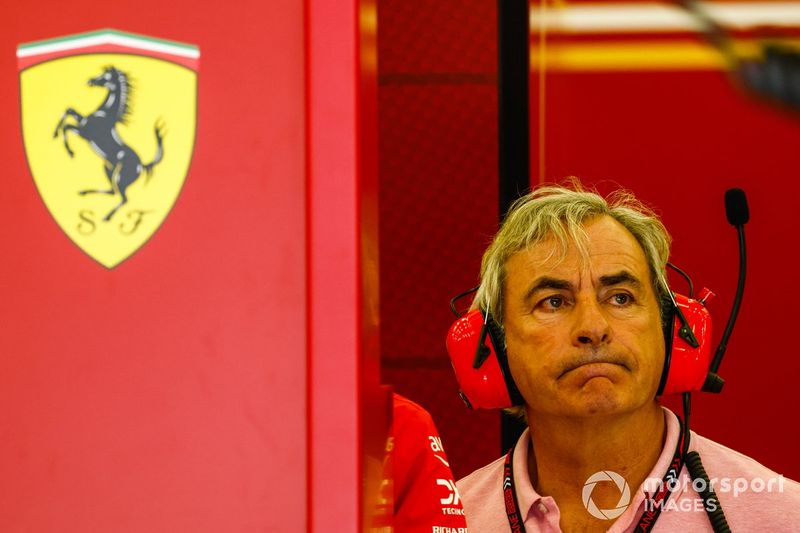 Carlos Sainz Sr, en el garaje de Ferrari