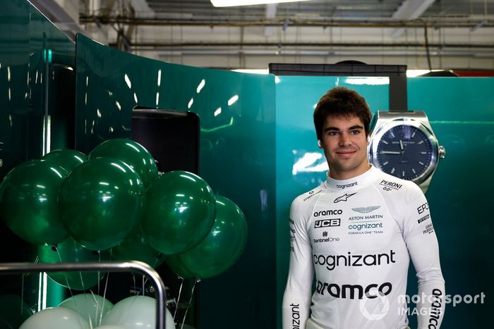 Globos en el garaje para el cumpleaños de Lance Stroll, Aston Martin