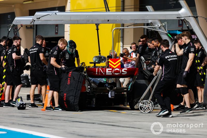 George Russell, Mercedes F1 W14, hace una parada en boxes