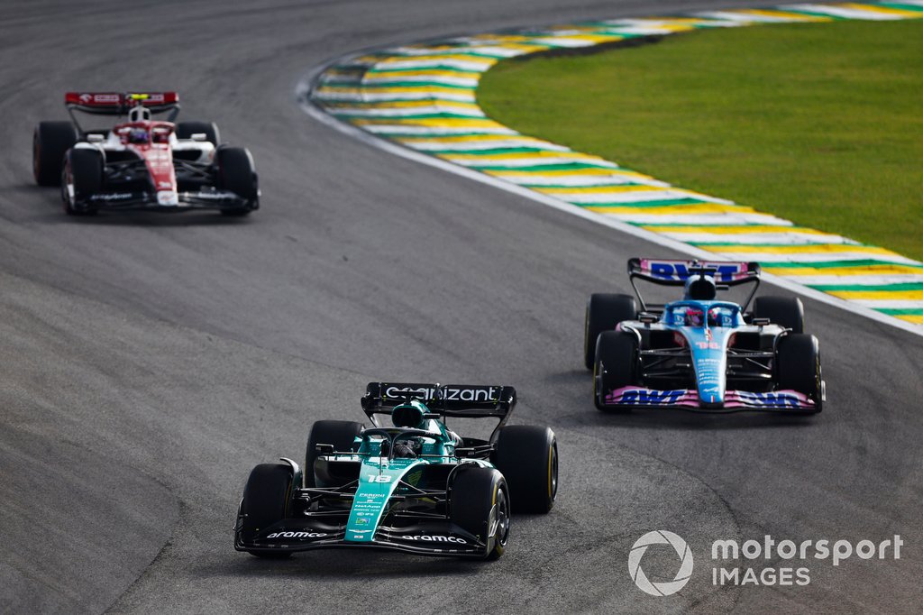 Lance Stroll, Aston Martin AMR22, Fernando Alonso, Alpine A522, Zhou Guanyu, Alfa Romeo C42