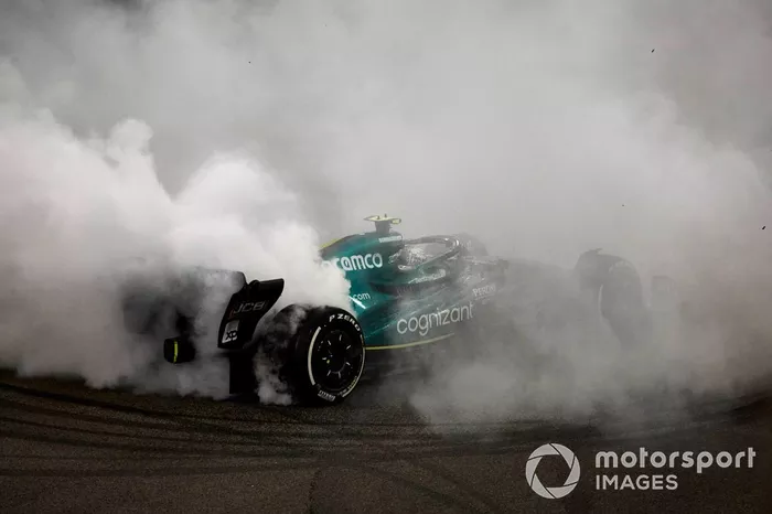 Sebastian Vettel, Aston Martin AMR22, celebra el décimo puesto en su última carrera haciendo donuts