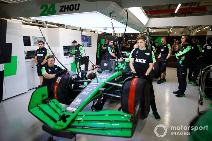 Mecánicos de KICK Sauber preparan el coche de Zhou Guanyu, KICK Sauber C44 