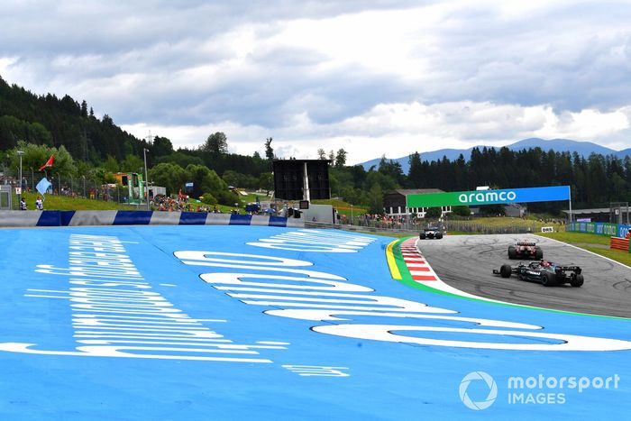 Esteban Ocon, Alpine A521, Sergio Pérez, Red Bull Racing RB16B, y Lewis Hamilton, Mercedes W12