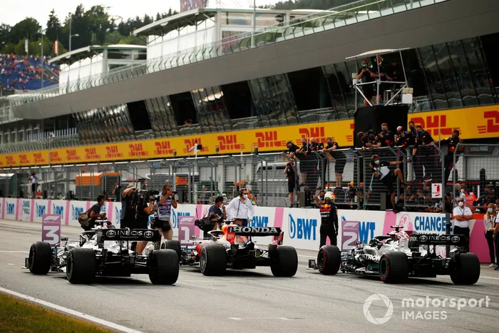 Ganador Max Verstappen, Red Bull Racing celebra en Parc Ferme