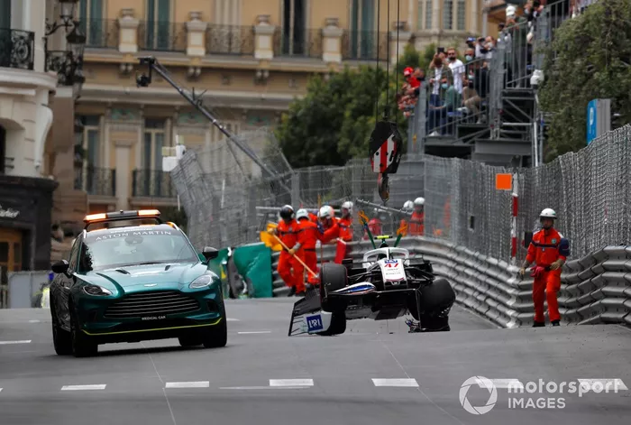 Los oficiales de pista retiran el coche de Mick Schumacher, Haas VF-21, del circuito