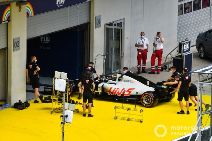 El monoplaza de Romain Grosjean Haas VF-20 es empujado al garaje de inspección técnica de la FIA
