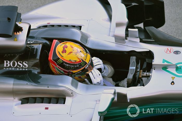 Ganador de la carrera Lewis Hamilton, Mercedes-Benz F1 W08 celebra en parc ferme