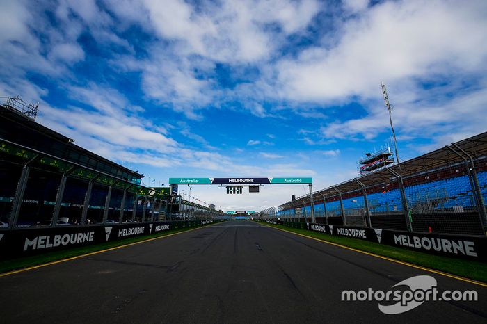 Melbourne en la recta de meta/llegada del Albert Park