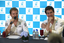 Nico Rosberg, Mercedes AMG F1, Toto Wolff, accionista y director ejecutivo del Mercedes AMG F1