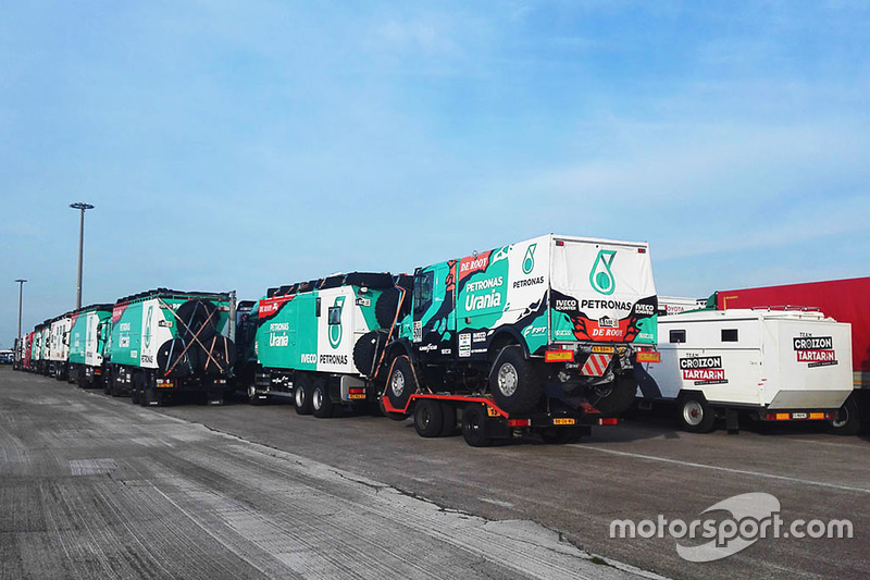 Los camiones del Team De Rooy Iveco listos para el largo viaje a Buenos Aires