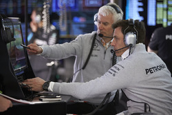 Технологічний директор Mercedes AMG F1 Джефф Вілліс, керівник Mercedes AMG F1 Тото Вольфф
