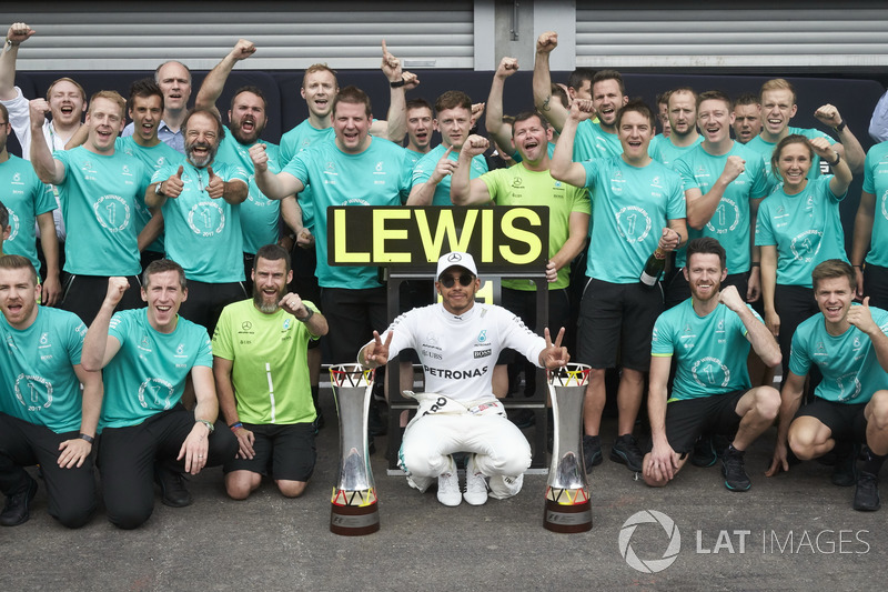 Переможець Льюіс Хемілтон, Mercedes AMG F1, з командою