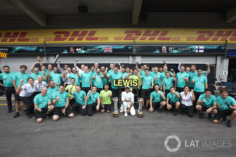 Race winner Lewis Hamilton, Mercedes AMG F1, celebrates with his team