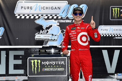 Race winner Kyle Larson, Chip Ganassi Racing Chevrolet
